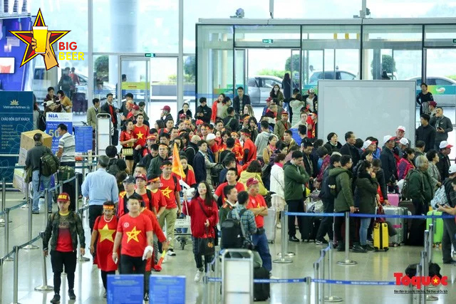 Hình ảnh CĐV sang tiếp lửa cho tuyển Việt Nam (1)