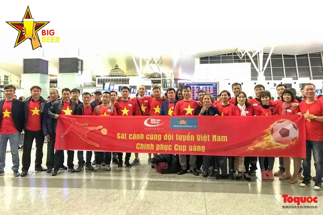 Hình ảnh CĐV sang tiếp lửa cho tuyển Việt Nam (3)