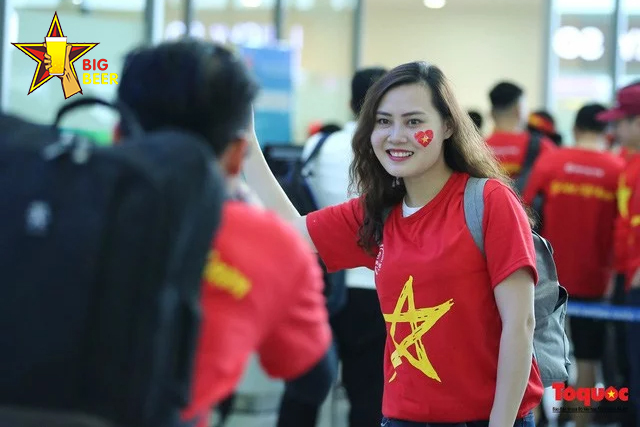 Hình ảnh CĐV sang tiếp lửa cho tuyển Việt Nam (4)