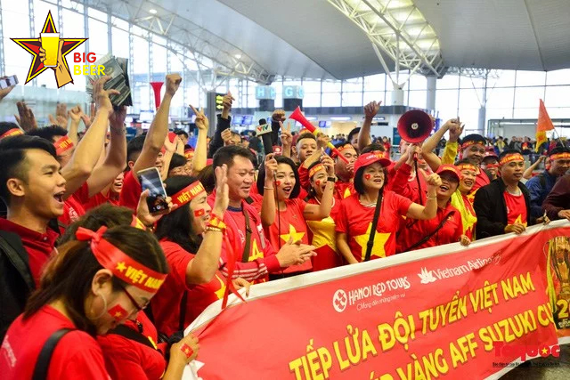 Hình ảnh CĐV sang tiếp lửa cho tuyển Việt Nam (6)